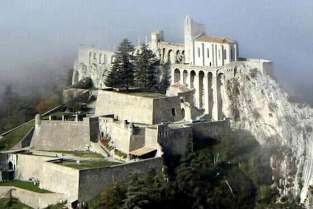 Gite De Charme Le Val Mellis Classe 3 Etoiles Dans La Douceur Provencale Vaumeilh Exterior photo
